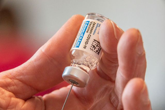 administración de la vacuna janssen en atenas, la primera que se aplicará en europa que solo necesita una dosis para inmunizar