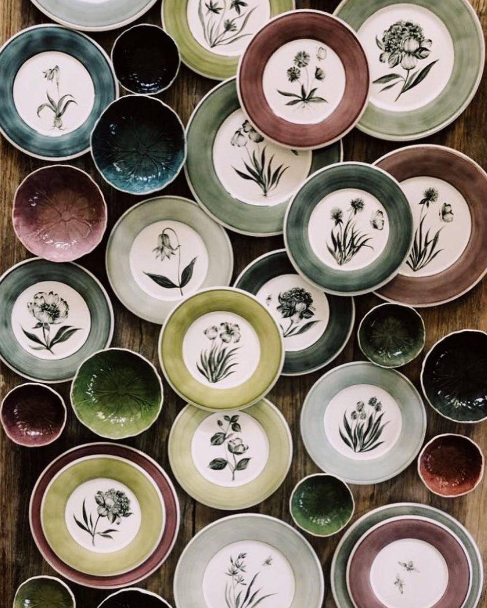 15 vajillas de artistas pintadas a de loza y porcelana