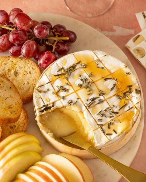 easy baked brie with grapes