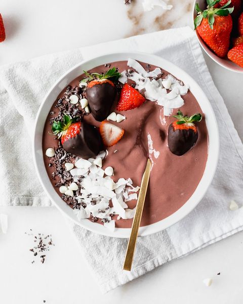 chocolate covered strawberry smoothie bowl