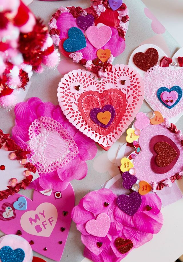 Red Fun Express 200 Mini Valentine Heart Doilies in Pink White 