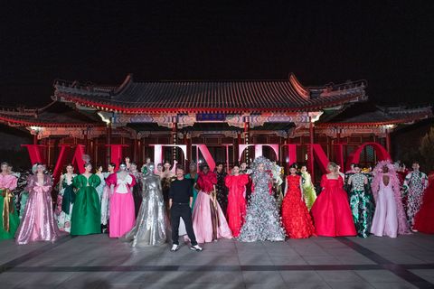 Pierpaolo Piccioli alla fine della sfilata all'Aman hotel del Palazzo d'Estate a Pechino