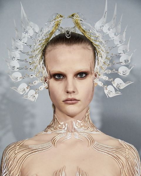 30 Scary Halloween Hairstyles - Halloween Hair Ideas From The Runway