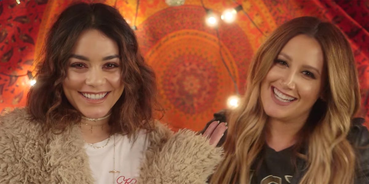 Vanessa Hudgens and Ashley Tisdale Duet for the First Time 