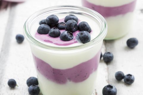 Vasitos de yogur natural y arándanos