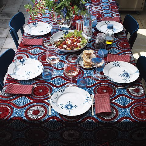 「ロイヤル コペンハーゲン」“ブルーフルーテッド メガ”で彩られた豊かな食卓