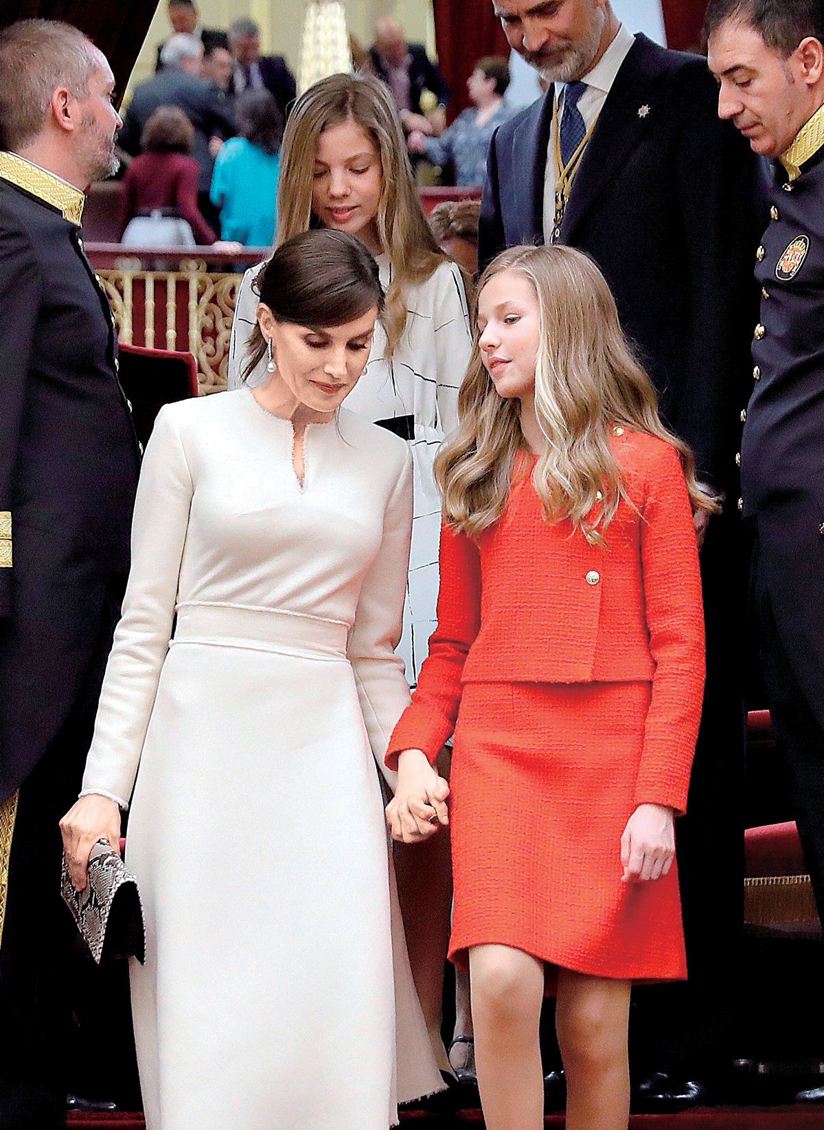 スペイン王室レティシア王妃の 知的さ漂うクール フェミニンな最新ファッション