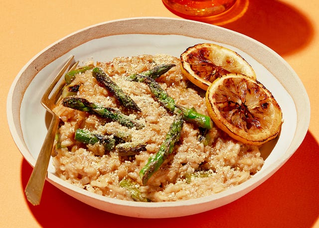 Risotto vegano al limone e asparagi Risotto vegano di asparagi al limone carbonizzato