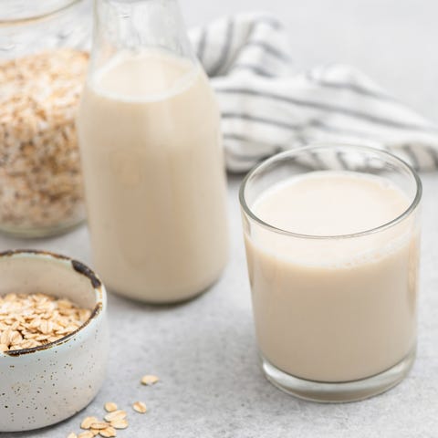 Vegan oat milk in glass lait d’avoine végétalien en verre