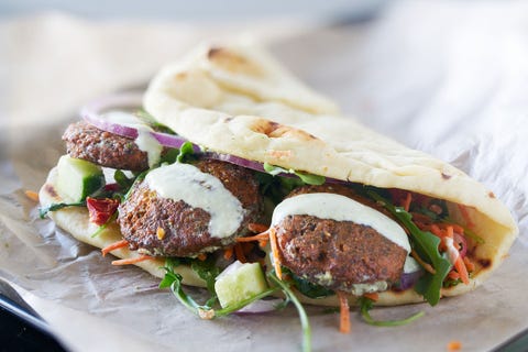 vegetarisch-recept-flatbreads-met-falafel-yoghurt-muntsaus flatbreads met falafel