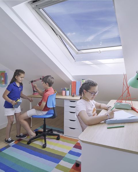 escritorios para estudiar en una habitación abuhardillada de una casa unifamiliar