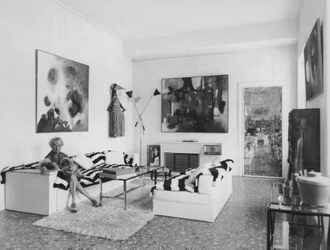 Peggy Guggenheim famos sofa Διάσημες γυναίκες με διάσημους καναπέδες - ασπρόμαυρο