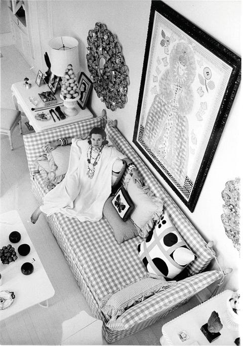 Gloria Vanderbilt famous sofa Διάσημες γυναίκες με διάσημους καναπέδες - ασρπόμαυρο 2