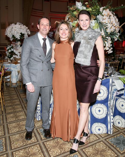 This February, the New York Botanical Garden and VERANDA Editor-in-Chief Steele Marcoux co-hosted one of the prettiest parties of the Winter social season, celebrating another year of support for the annual Orchid Dinner and launch of the NYBG’s new orchid exhibit featuring Jeff Leatham, to fundraise over $550,000 and benefit the NYBG’s orchid research collection, which helps with orchid conservation. Kicking off in a kaleidoscope of color, more than 350 industry greats enjoyed cocktails before proceeding into the Grand Ballroom of the Hotel, where they were whisked away to a magical mix and mingling space to enjoy the whimsical spectacle composed of carefully-curated centerpieces by over thirty-two talented designers (many of whom were prestigiously hand-picked by Steele) before being seated at the glamorous tables for dinner. Interestingly enough, this year there was no specific theme, yet the Spring-like occasion blossomed into a cohesive comprisal of common trends including busts, birds, and interesting incorporations of light and technology. nybg.org