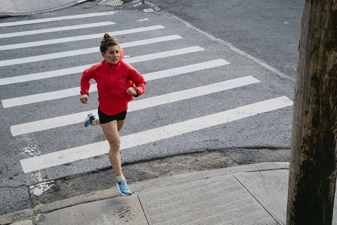 Vrouw rennen straat zebrapad alleen