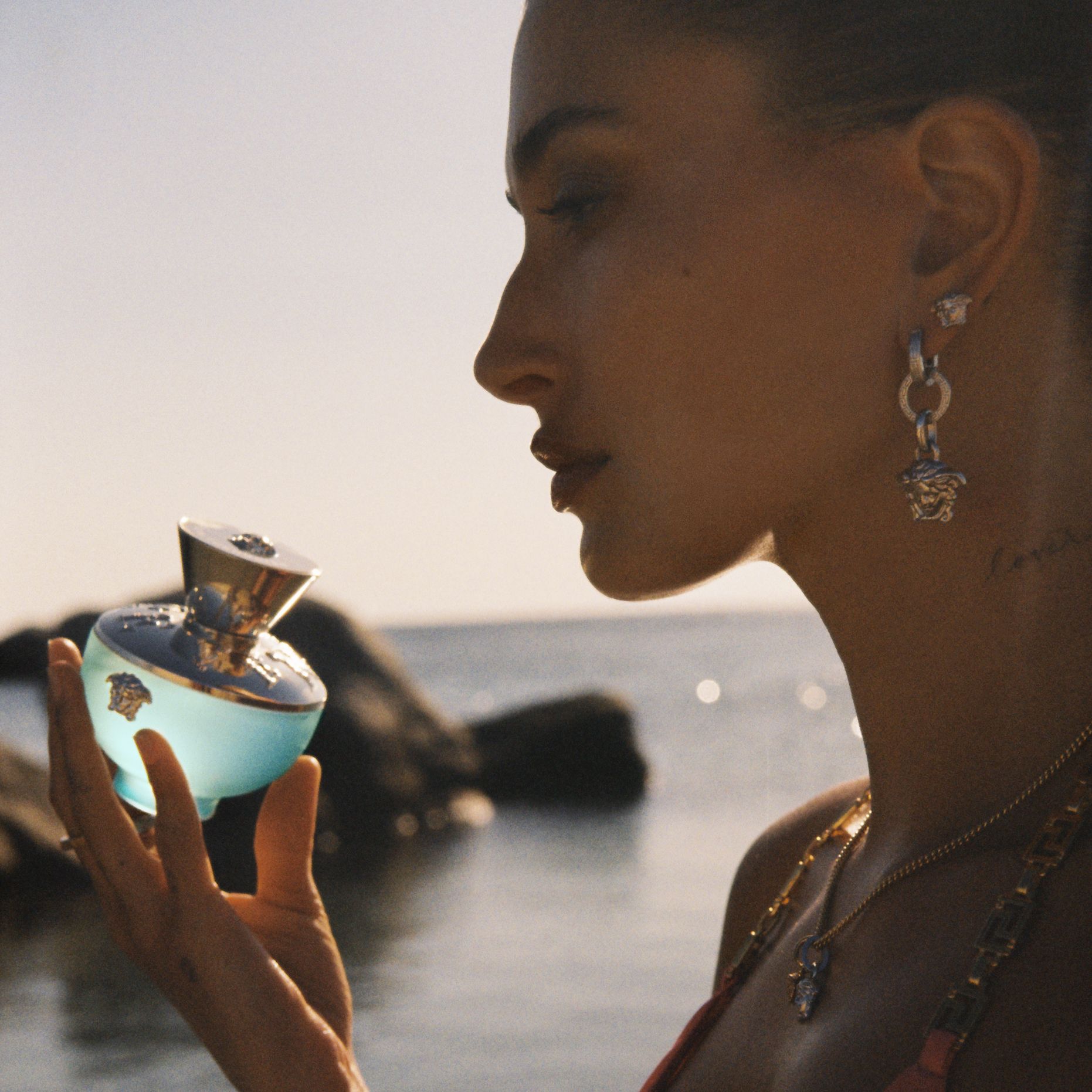 今年你應該擁有一款散發 渡假氛圍 的香水 全新versace狄倫淡藍女性淡香水用層次香調展現清新活力也帶你體驗 海洋的清涼