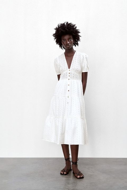 El vestido blanco bordado de Zara que te lleva a