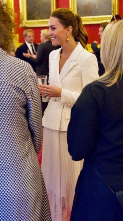 Kate Middleton con vestido blazer blanco asequible