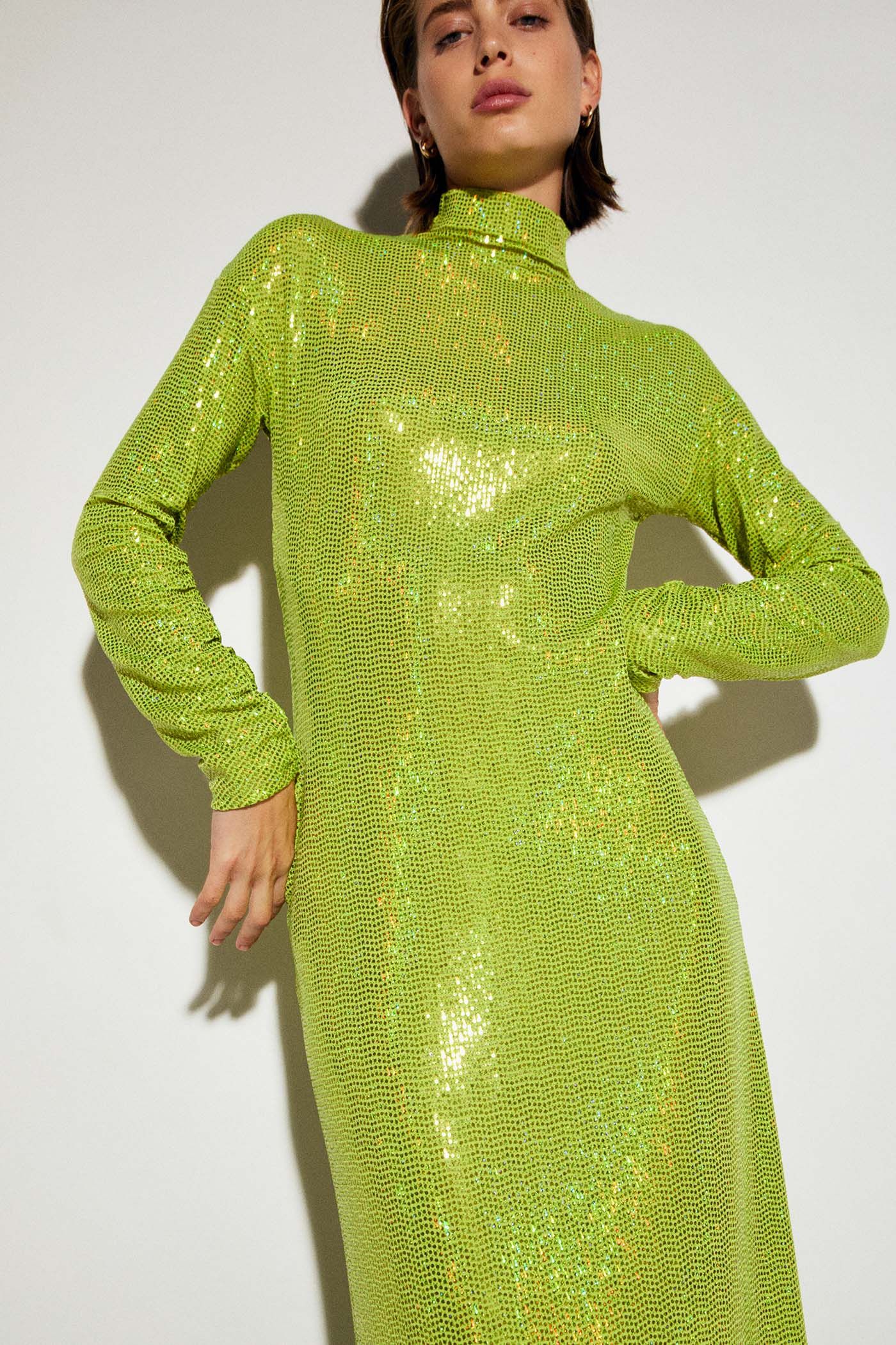 completar Novela de suspenso Fácil de suceder El vestido brillante verde de Sfera más viral