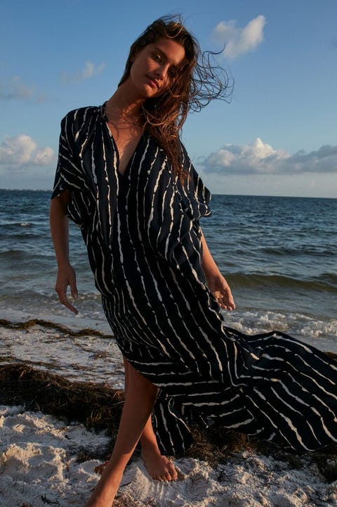 Sfera lo llama camisola de playa, nosotras vestido de invitada de 17 € Sfera lo llama camisola de playa, nosotras vestido de invitada de 17 €
