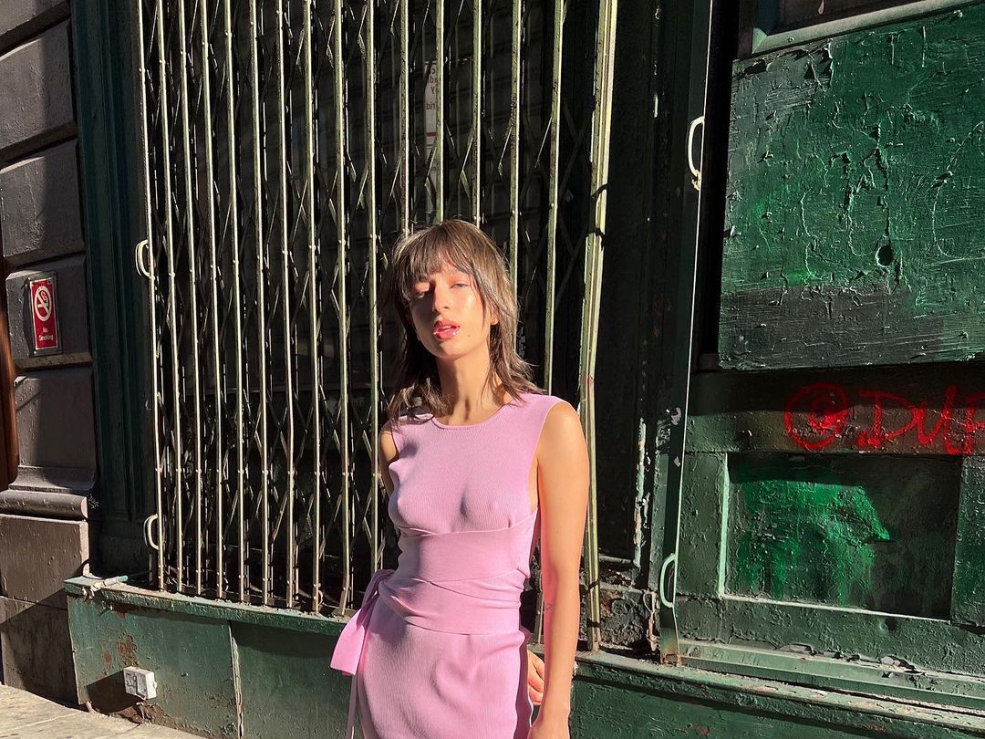Arde Instagram con el vestido que cambia de color con el sol