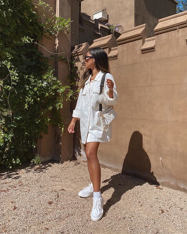 Eva Longoria deslumbra a los 40+ en un vestido camisero blanco y sandalias