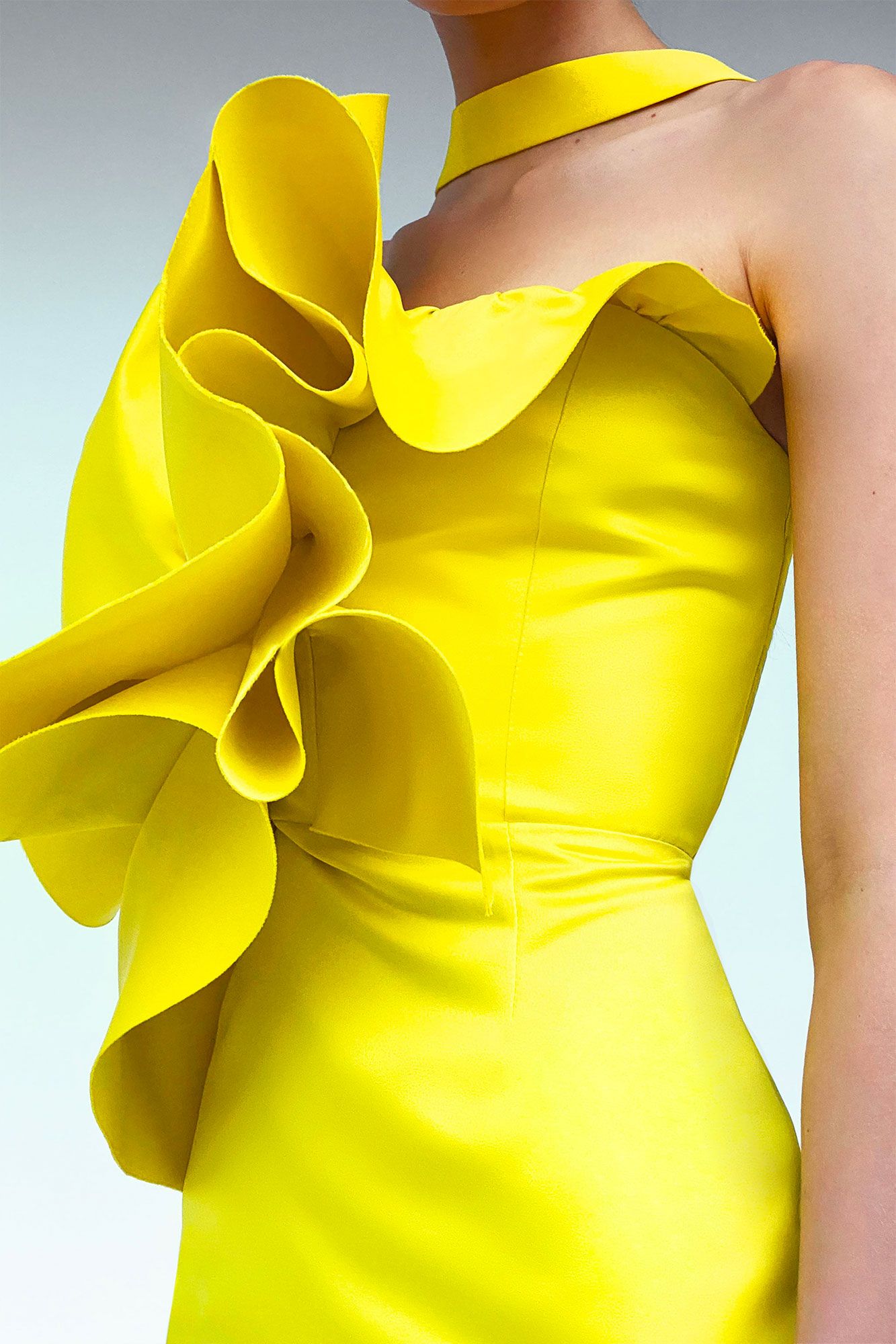 Carretilla Llave Ventilación El vestido corto amarillo con volantes flor más top de Zara