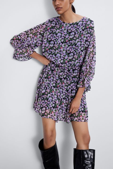 Vestido corto de flores moradas de Zara