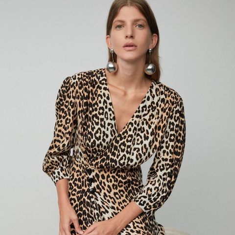 Sfera recupera y mejora el vestido de leopardo