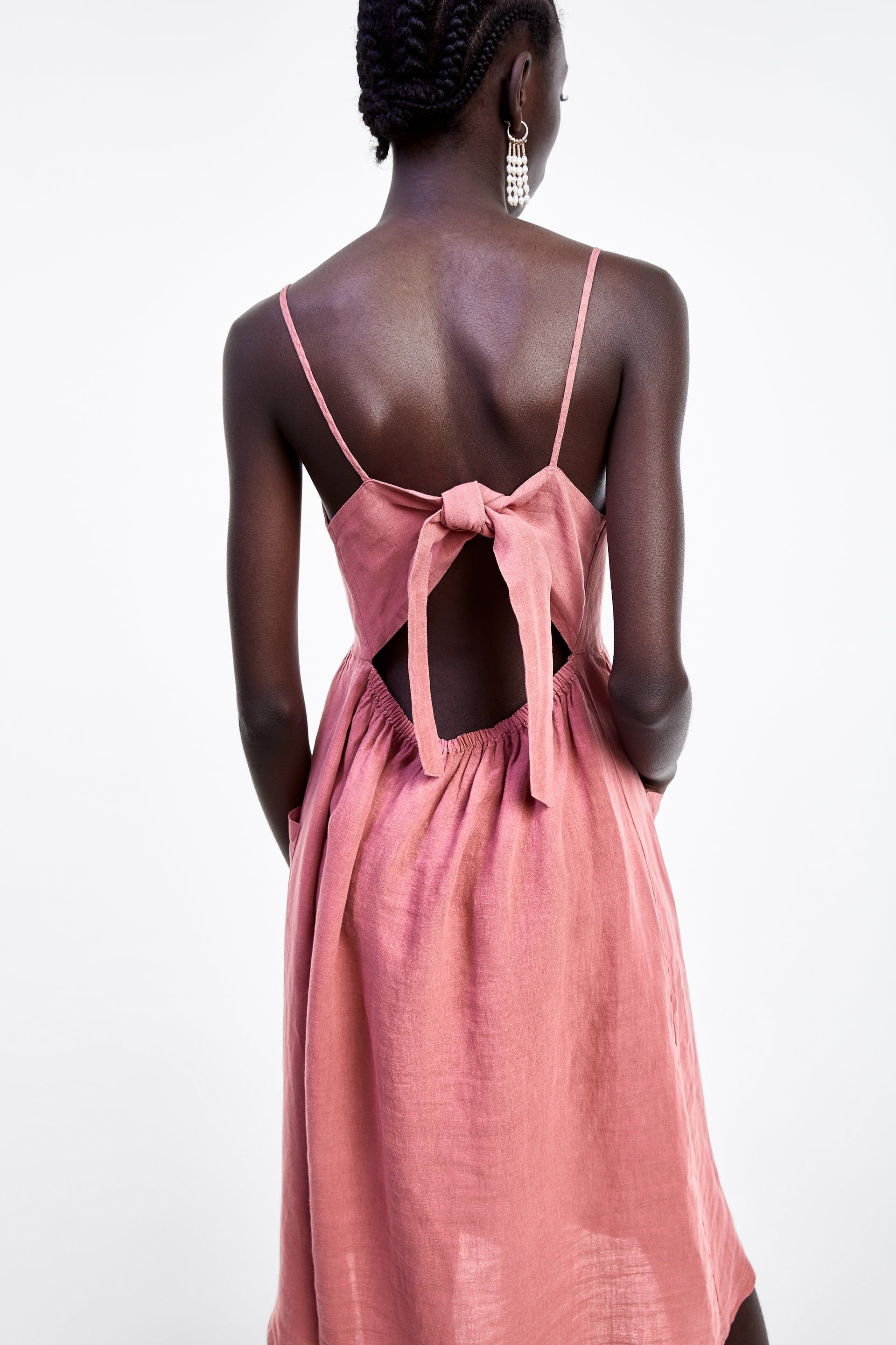 Zara y su vestido rosa de lino que favorece a todas las pieles