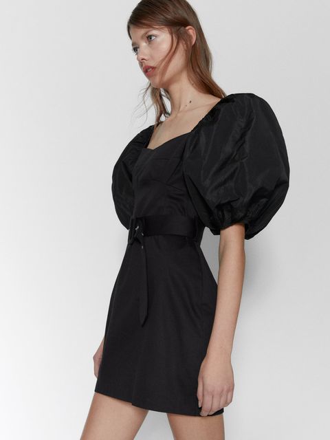 El vestido negro con manga abullonada de ZARA