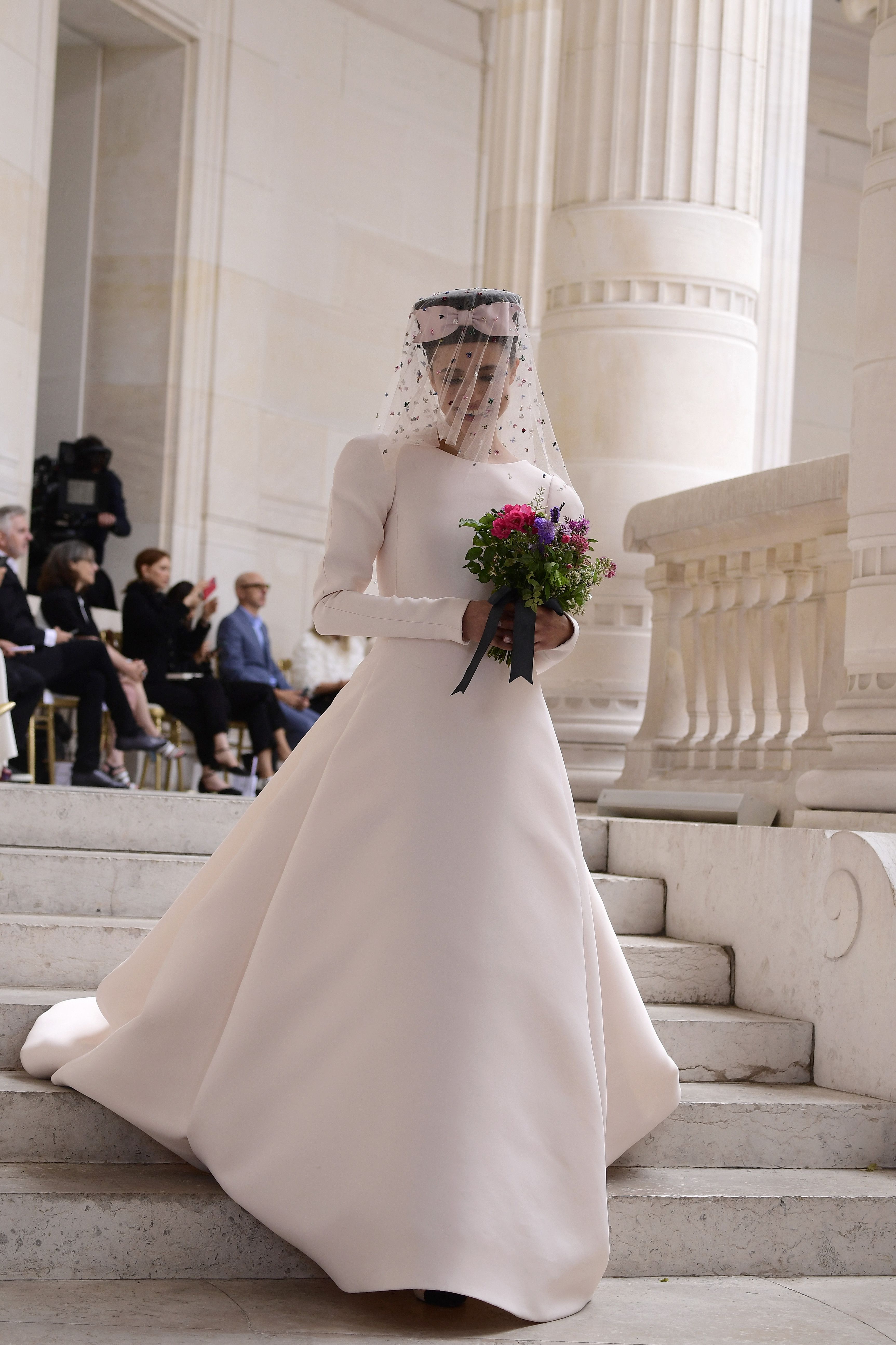 30 vestidos de novia sencillos y minimalistas para 2023