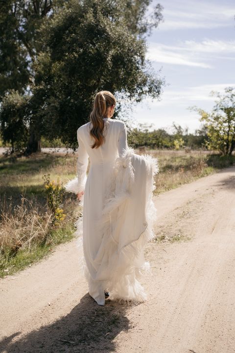 novia española con el vestido de plumas más bonito de todos