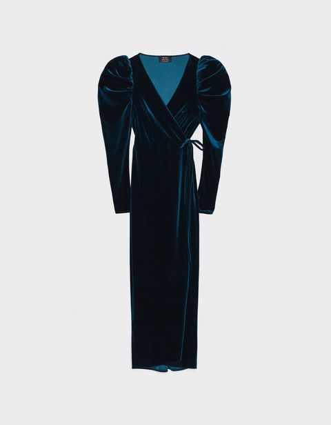 Nos encanta este vestido de terciopelo azul de Bershka