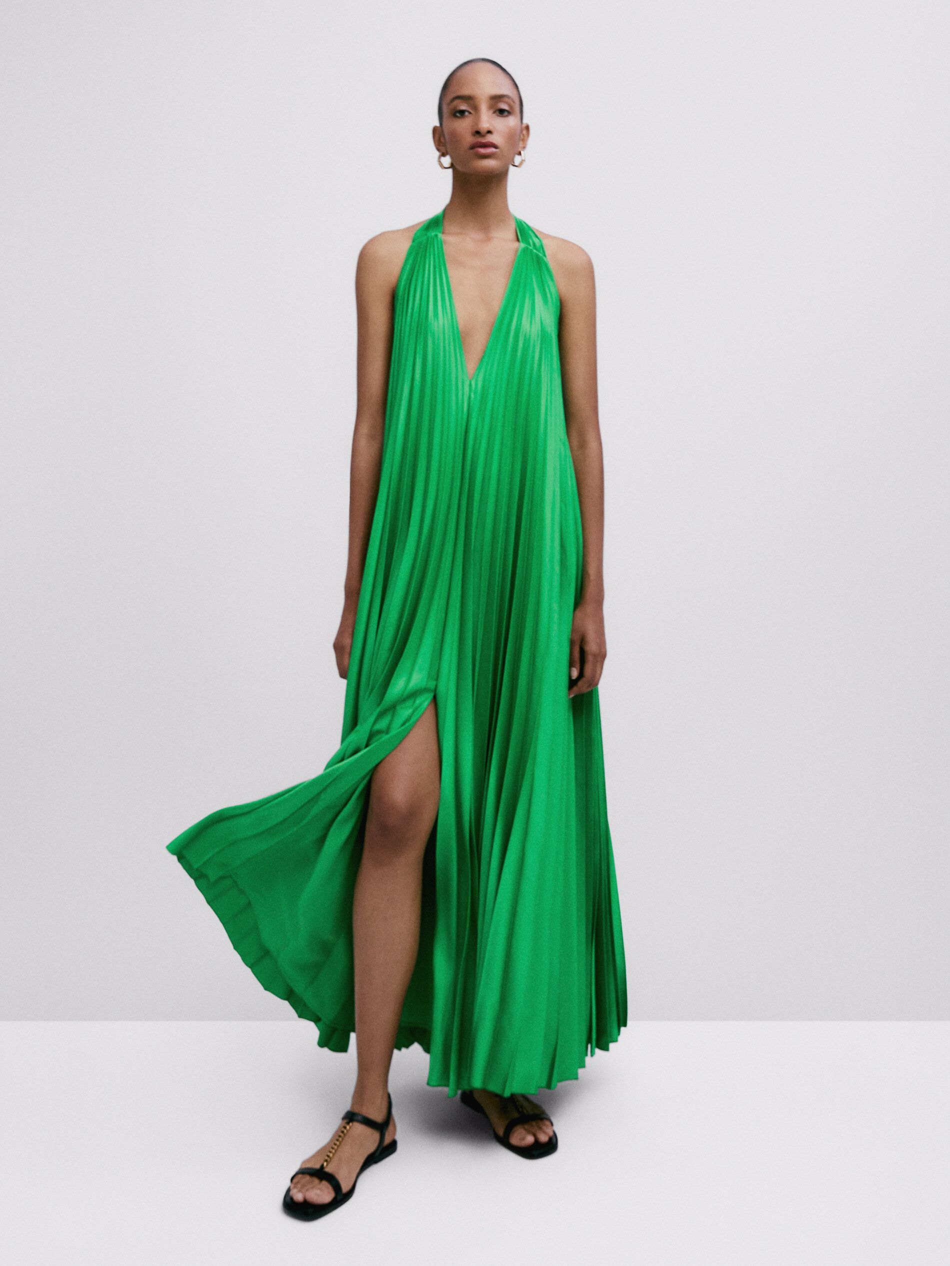 El vestidazo verde que salvará tu look de invitada de boda