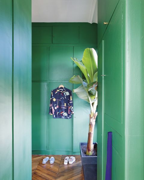 vestidor con armarios verdes