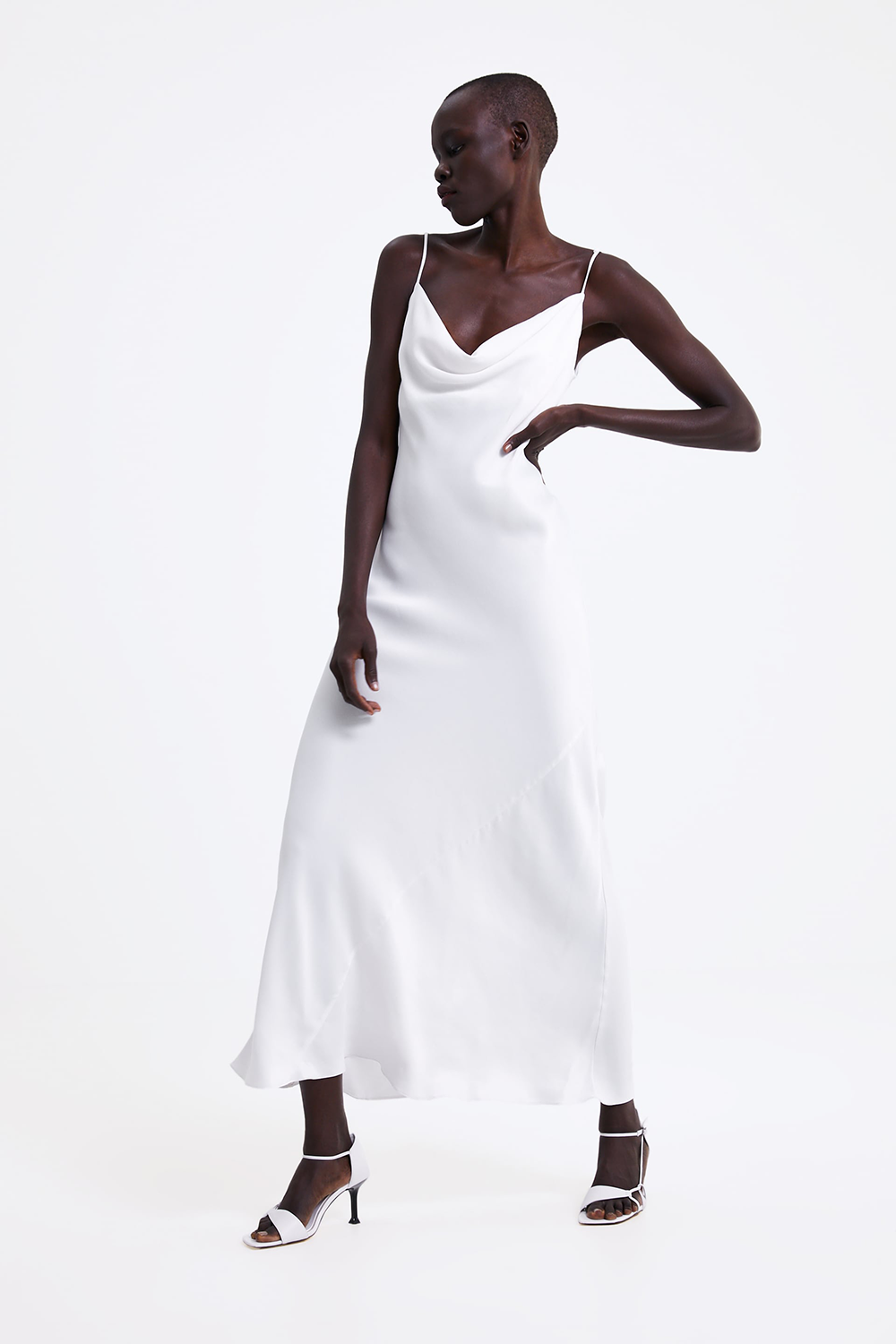 Vestiti Zara 2019: l'abito bianco è tendenza moda Primavera Estate 2019