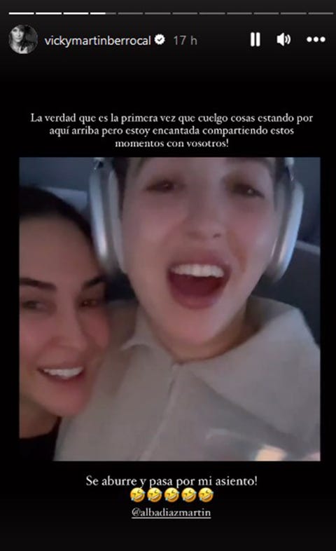 la diseñadora y su hija en el avión