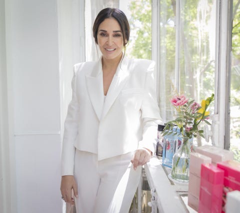 la diseñadora, con un traje pantalón blanco, posa en madrid