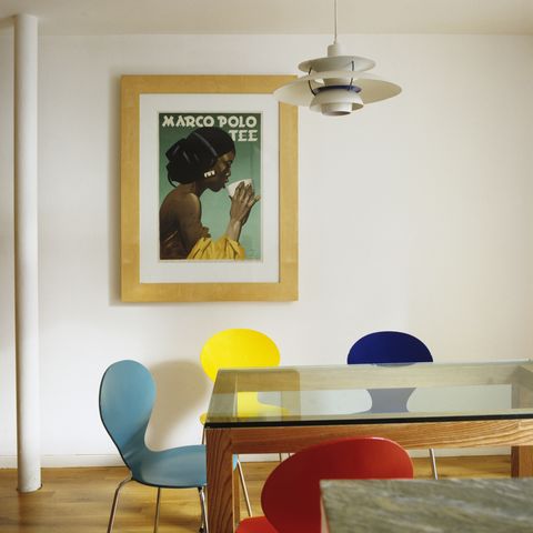 huis met tafel en gekleurde stoelen en schilderij