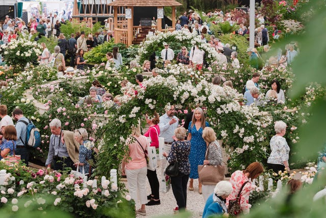 udsigt over den store pavillon fyldt med besøgende på rhs chelsea blomsterudstilling 2019