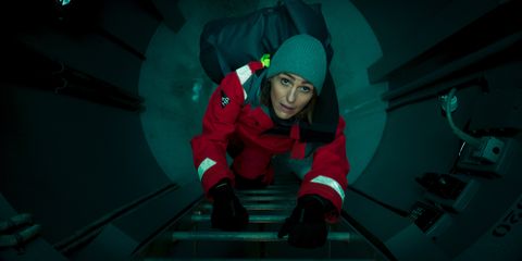 Vigil Suranne Jones dans le rôle d'Amy Silva, grimpant dans le couloir de la rampe de lancement du sous-marin