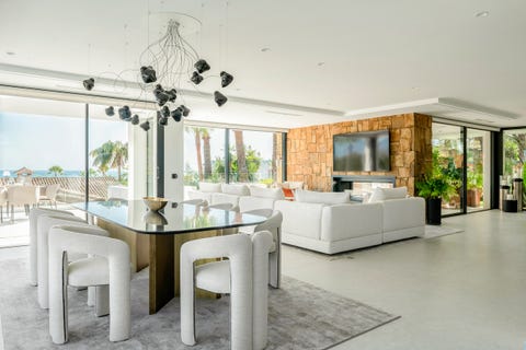 salón comedor de diseño contemporáneo con muebles blancos