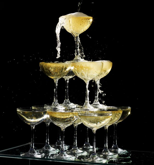 bicchieri di champagne che si riempiono