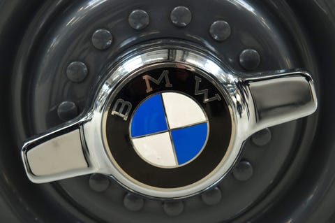 Bmw ブランドロゴを フラットな二次元デザイン に変更 しかし車体には従来通りのロゴを使用