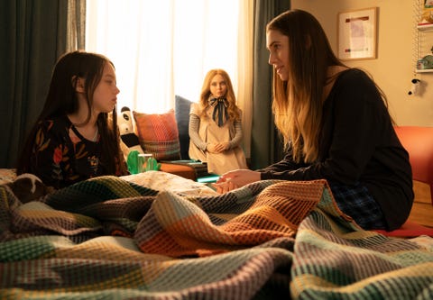 Haunting of Hill House star befriends creepy robot in first trailer for
