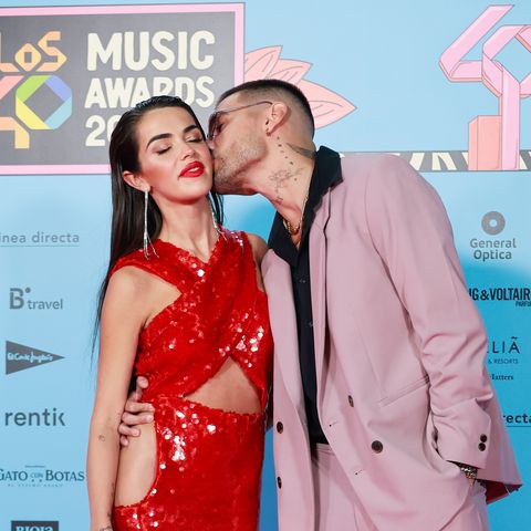 violeta mangriñán y fabio colloricchio se besan en el photocall de los 40 music awards 2022