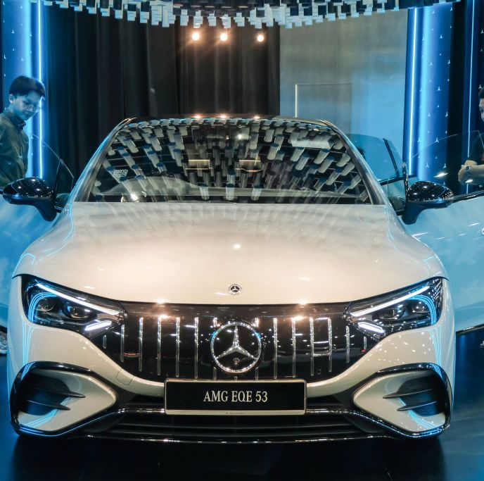 Mercedes Adjusts EV Plans amid Gloomy Outlook