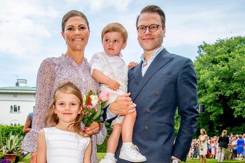 La heredera al trono sueco y su familia al completo han posado junto a los Reyes suecos en la isla de Öland para celebrar el aniversario de Victoria.