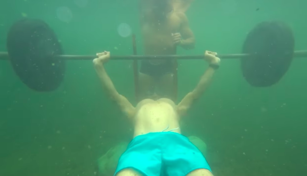 Vejfremstillingsproces straf En god ven Watch This Guy Smash an Underwater Bench Press World Record